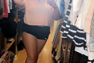 spicy white girl conent creator and down for sexuall favors😉 - Image 3